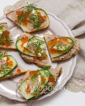 Бутерброды с красной икрой и печенью трески