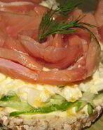 Бутерброды с огурцом и горбушей