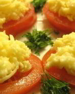 Бутерброды с помидорами и сырно-чесночным паштетом