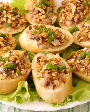 Бутерброды с сельдью и орехами