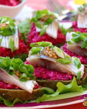 Бутерброды с сельдью и свекольно-горчичной намазкой