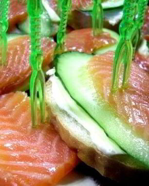 Бутерброды с семгой и огурцом