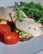 Бутерброды с ветчиной, помидорами-гриль и руколой