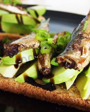 Бутерброды со шпротами и авокадо