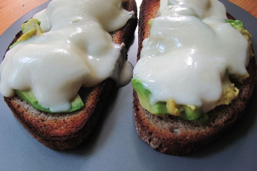 Рецепт горячие бутерброды с авокадо и моцареллой