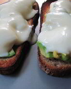 Горячие бутерброды с авокадо и моцареллой