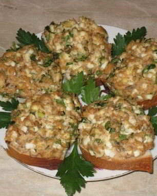 Горячие бутерброды с горбушей, яйцом и зеленью