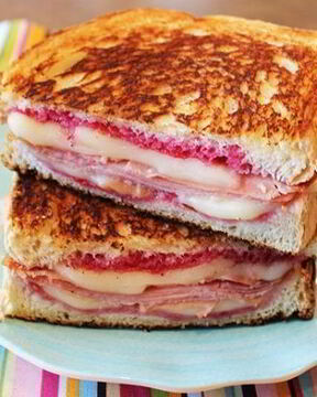 Горячие бутерброды с колбасой и сыром