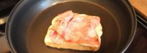 горячие бутерброды с колбасой и сыром. Шаг 2