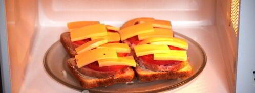 горячие бутерброды с колбасой в микроволновке. Шаг 5