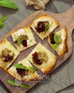 Мини-бутерброды с бри, тапенадой и вялеными помидорами