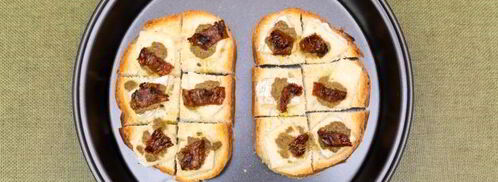 мини-бутерброды с бри, тапенадой и вялеными помидорами. Шаг 11