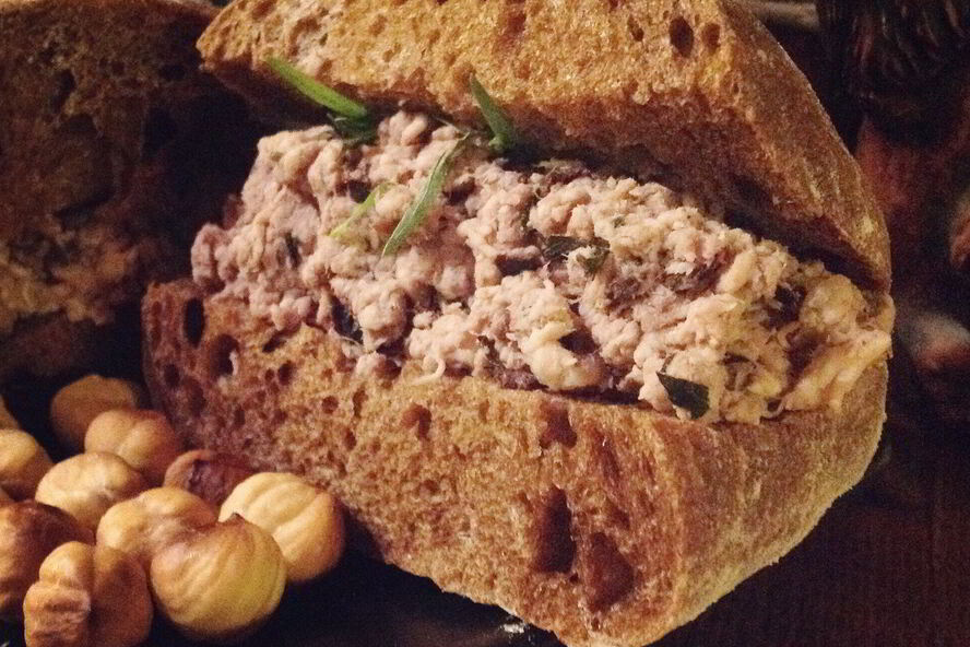 Рецепт скандинавский многоэтажный мясной бутерброд с вишневым соусом