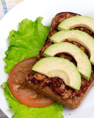 Сытный бутерброд с авокадо