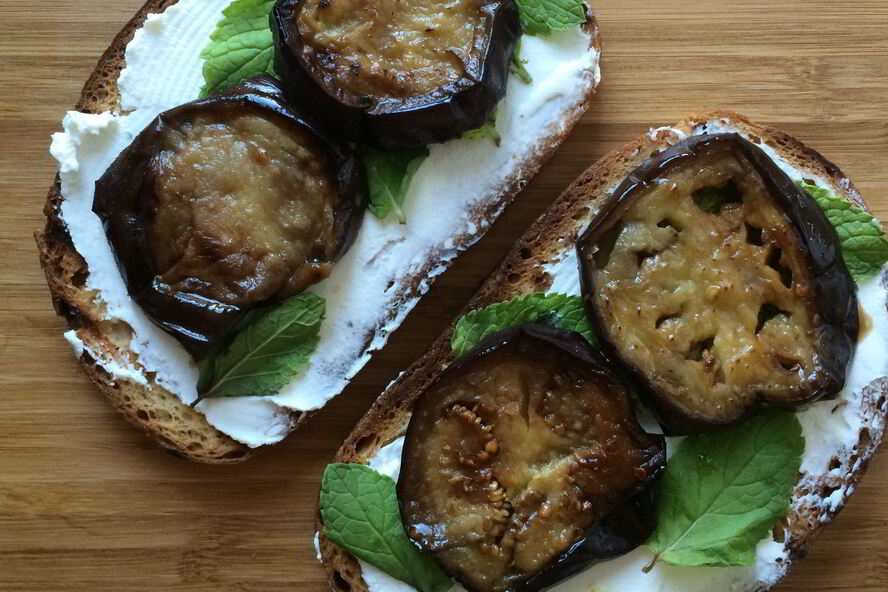 Рецепт утренний бутерброд с козьим сыром, мятой и баклажаном