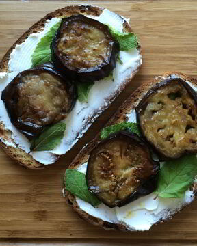 Утренний бутерброд с козьим сыром, мятой и баклажаном