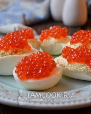 Яйца фаршированные красной икрой
