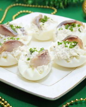 Яйца фаршированные сельдью