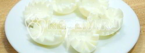 яйца фаршированные сельдью. Шаг 2