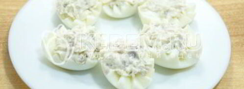 яйца фаршированные сельдью. Шаг 5