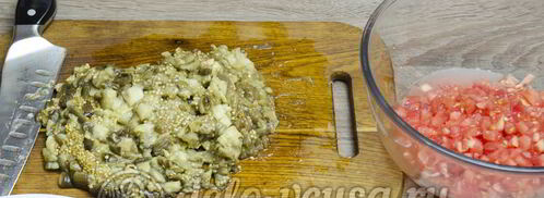 икра из баклажанов со свежими помидорами. Шаг 9