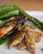 Куриные замаринованные кусочки с баклажаном и спаржей