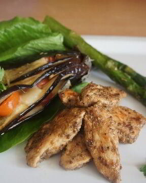 Куриные замаринованные кусочки с баклажаном и спаржей