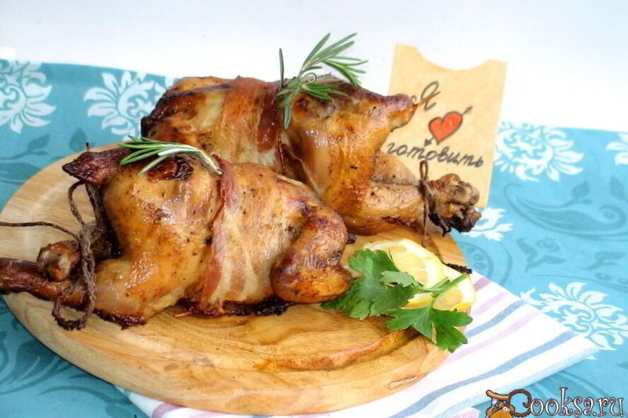 Рецепт курочка, замаринованная в шампанском , запеченная в беконе с вялеными помидорами, оливками и яблоками