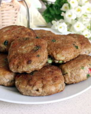 Мясные биточки с баклажанами, паприкой и зеленым луком