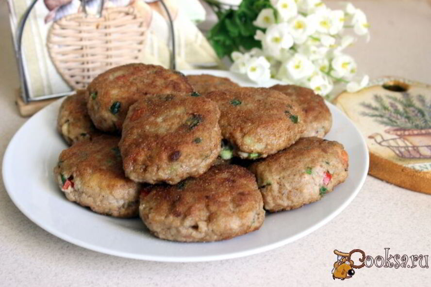 Рецепт мясные биточки с баклажанами, паприкой и зеленым луком