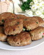 Мясные биточки с баклажанами, паприкой и зеленым луком