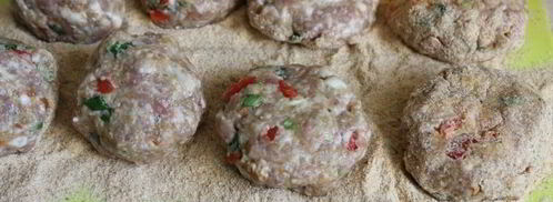 мясные биточки с баклажанами, паприкой и зеленым луком. Шаг 5