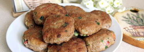 мясные биточки с баклажанами, паприкой и зеленым луком. Шаг 8