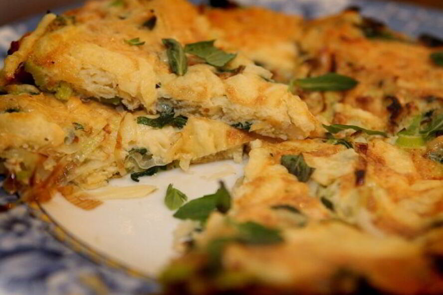 Рецепт фриттата с луком-пореем, сыром и травами