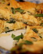 Фриттата с луком-пореем, сыром и травами