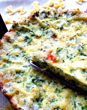 Фриттата с макаронами и шпинатом