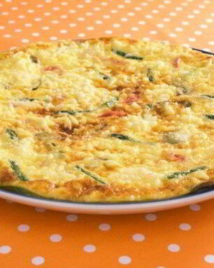 Фриттата с молодым картофелем, цукини, сыром и вялеными томатами