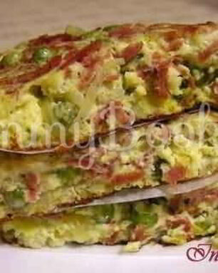 Фриттата с зеленым горошком, ветчиной и луком