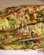 Фриттата с зеленым горошком, ветчиной и луком