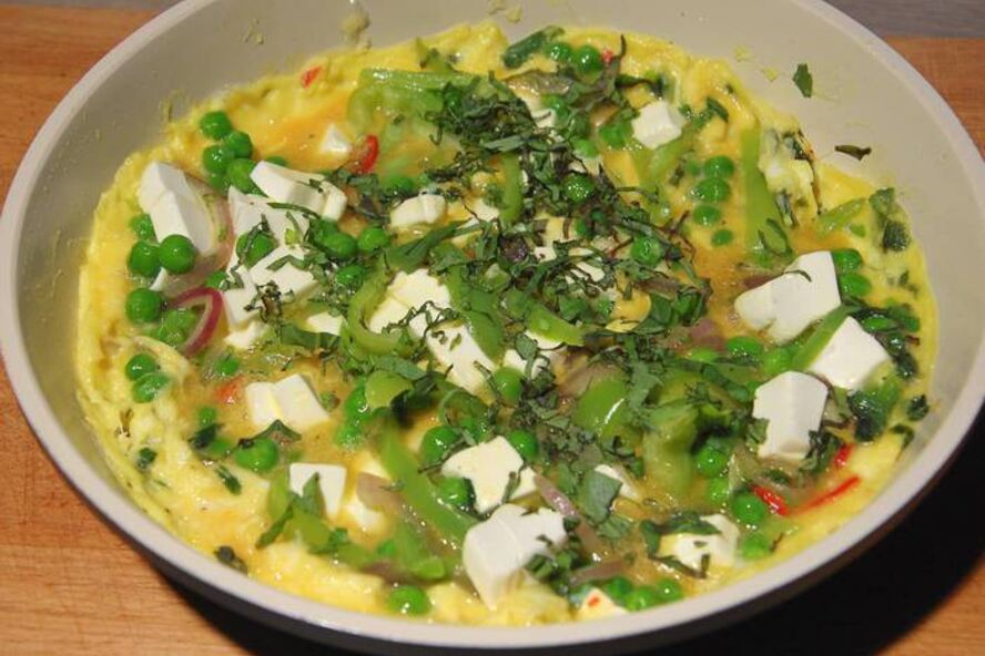 Рецепт фриттата со сладким перцем, зеленым горошком и фетой