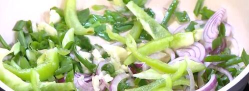 фриттата со сладким перцем, зеленым горошком и фетой. Шаг 6