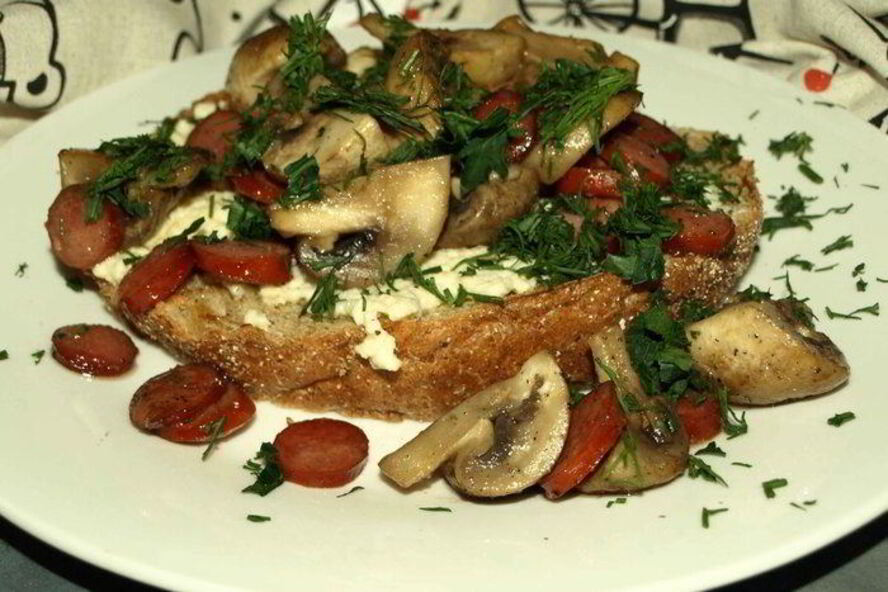 Рецепт омлет с грибами и охотничьими колбасками