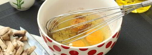 омлет с грибами на сковороде. Шаг 4