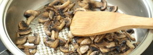 омлет с грибами на сковороде. Шаг 6