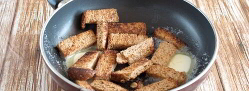 омлет с хлебом на сковороде. Шаг 4