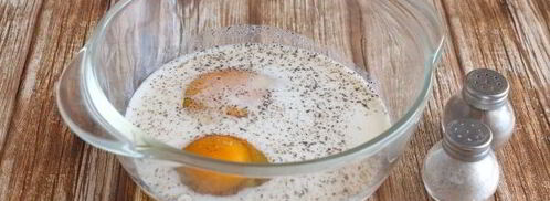 омлет с хлебом на сковороде. Шаг 5