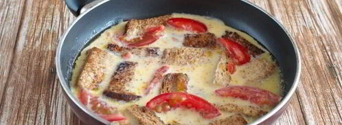 омлет с хлебом на сковороде. Шаг 7