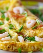 Омлет с креветками и зеленым луком