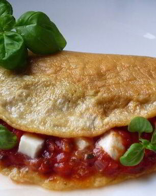 Омлет с помидорами и моцареллой