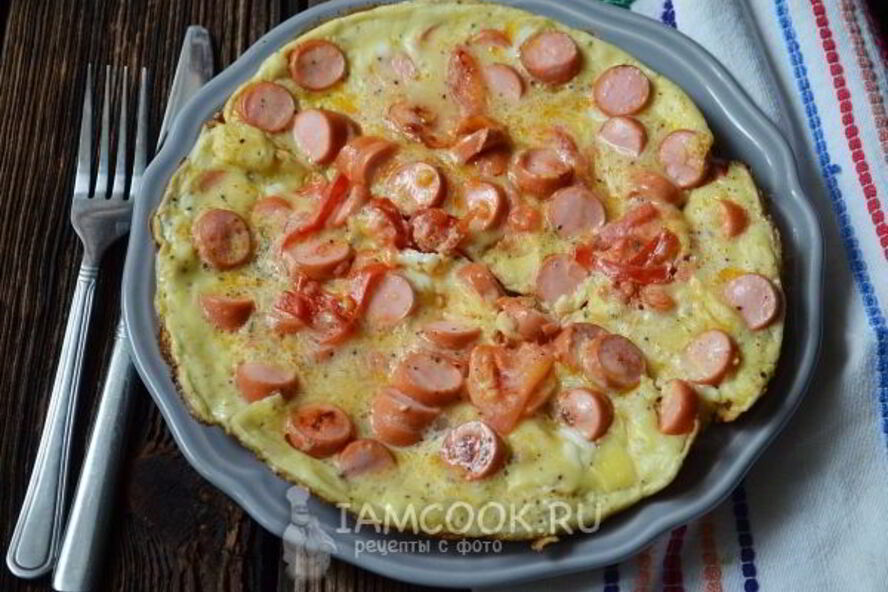 Рецепт омлет с сосисками и помидорами